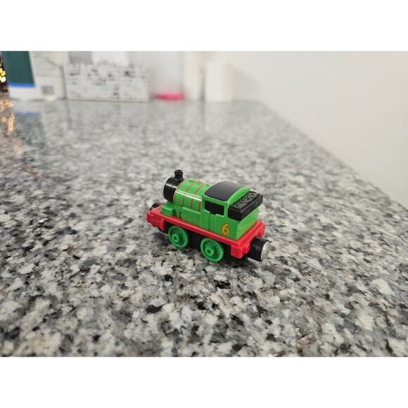 Thomas & Friends Take Along | Take N Play PERCY #6 2002 | DIECAST Magnetic Train - Picture 4 of 7